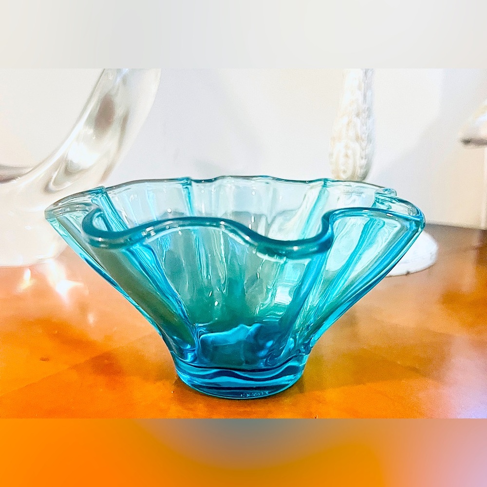 Vintage Lenox Aqua Blue Ruffled Glass Bowl 
3”T x 5”W no chips no cracks💫